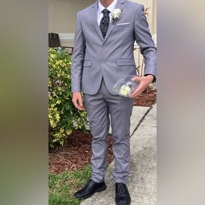 Elegant Men's Light Gray Suit